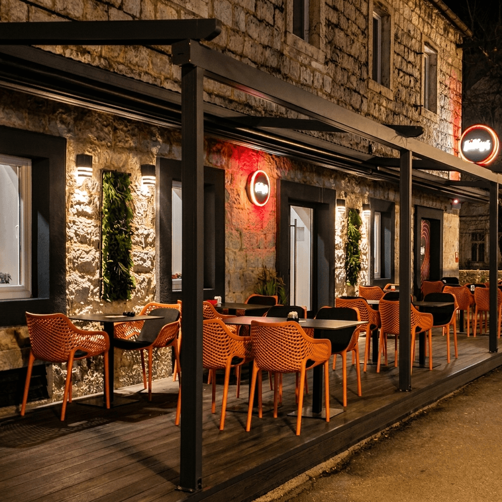 Večernji eksterijer Lilly's Trebinje sa osvijetljenom terasom.